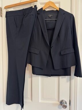 Ann Taylor 3 pieces navy suit 8P - like new!